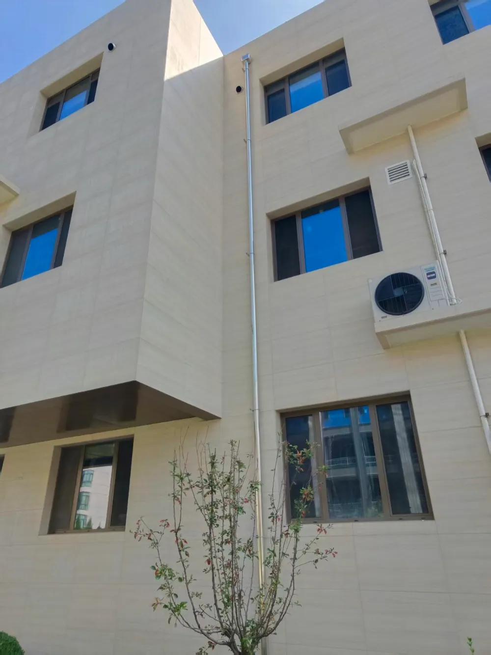 What Makes Travertine-Look Porcelain Tiles Ideal For Large-Scale Commercial Plaza Projects?