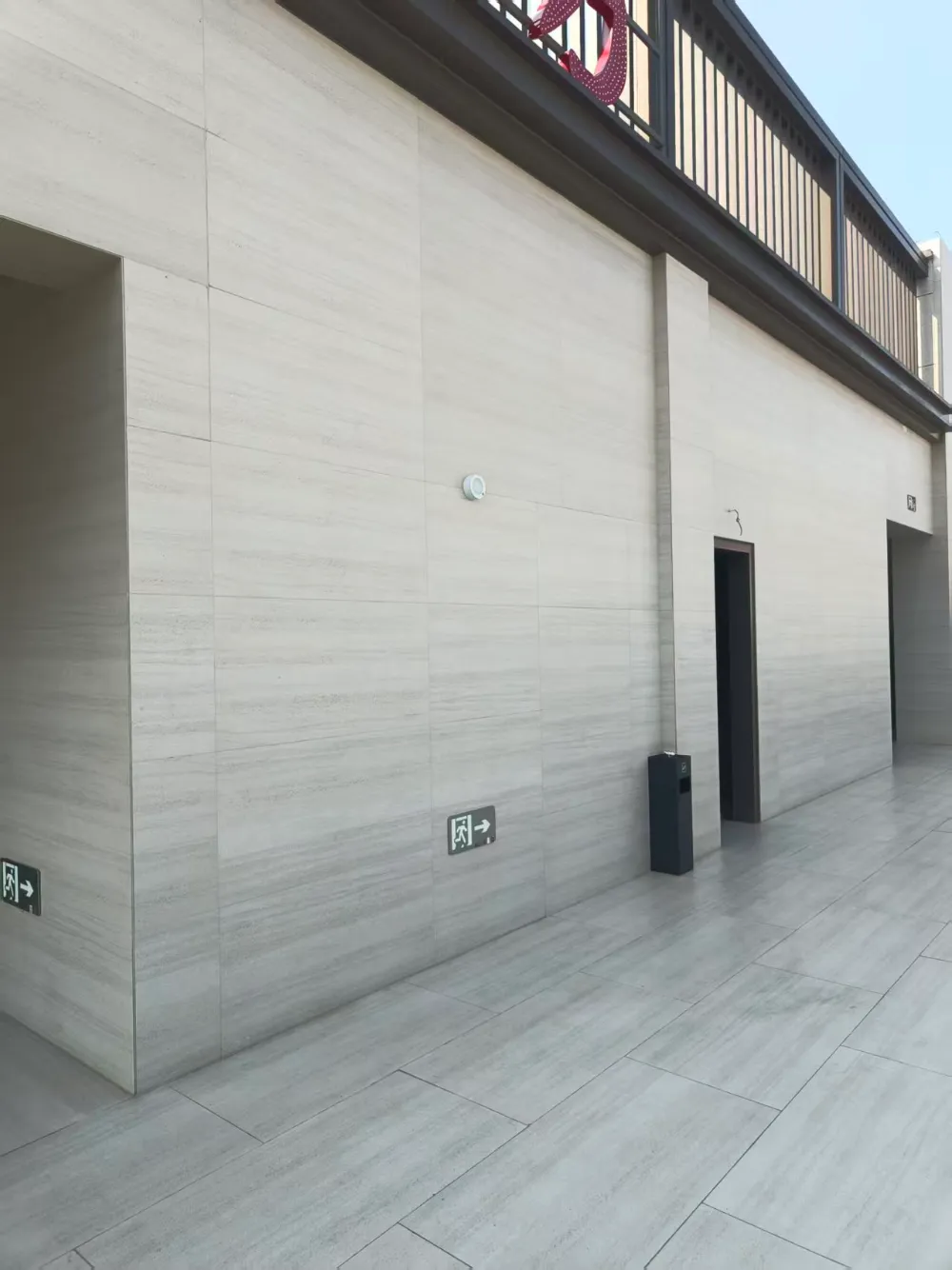What Makes Travertine-Look Porcelain Tiles Ideal For Large-Scale Commercial Plaza Projects?